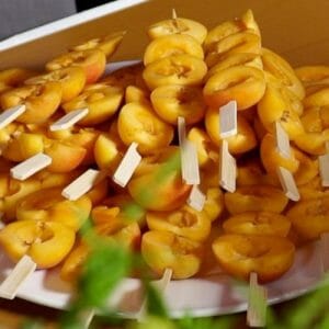 Aprikosenspieße mit Rosmarin und Likör zum Grillen