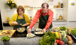 Aouyash und Uomi dekorieren Brot mit veganem Aufstrich