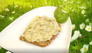 Brot mit Aufstrich aus Kichererbsen und Artischocken