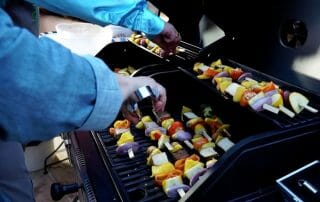 Jetzt vegan Grillen: marinierte Gemüsespieße mit Mango und Tofu