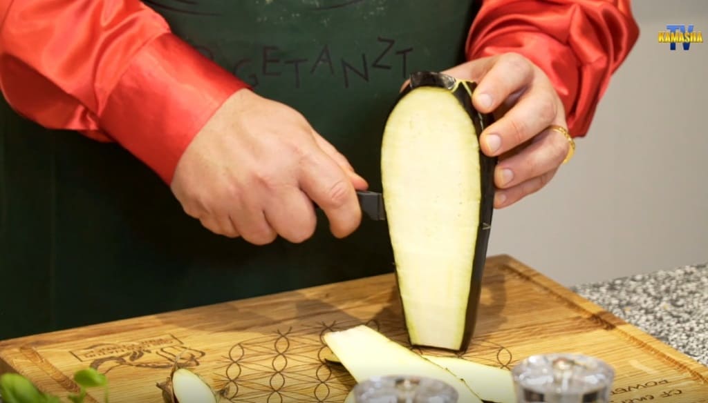 in etwa ein Zentimeter dicke Scheiben schneiden