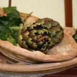Artischocken dekorativ im Teller