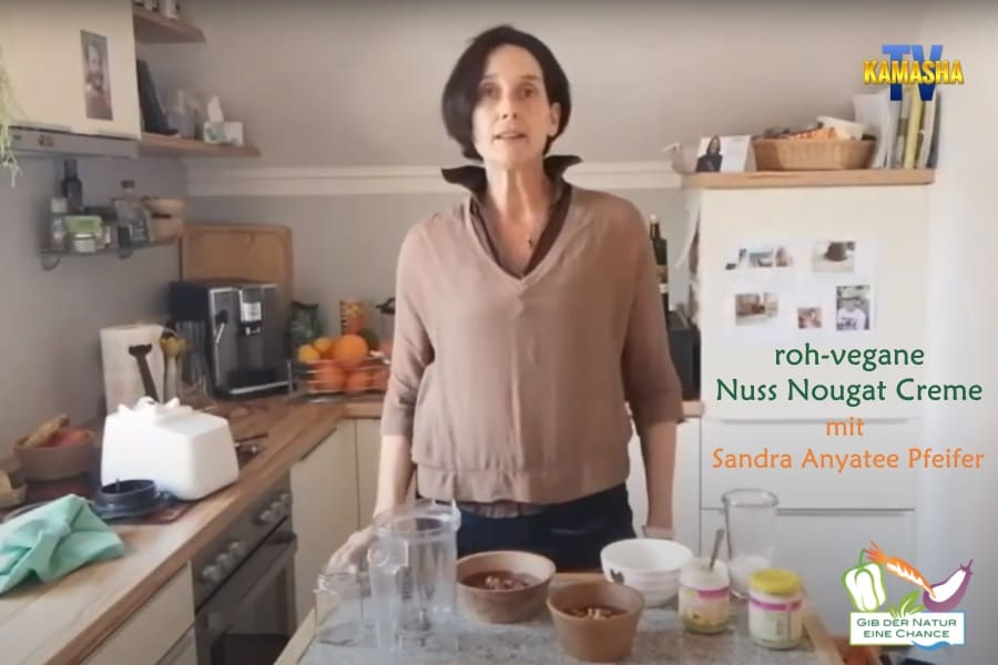 Sandra Anyatee Pfeifer mach roh-vegane Nuss Nougat Creme