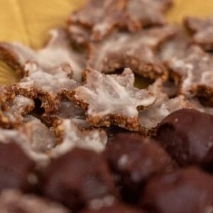 rohvegane Zimtsterne