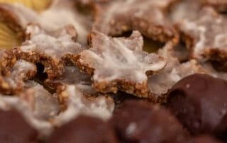 rohvegane Zimtsterne