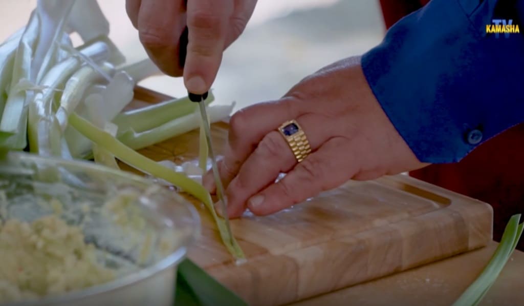 Lauch in Streifen schneiden