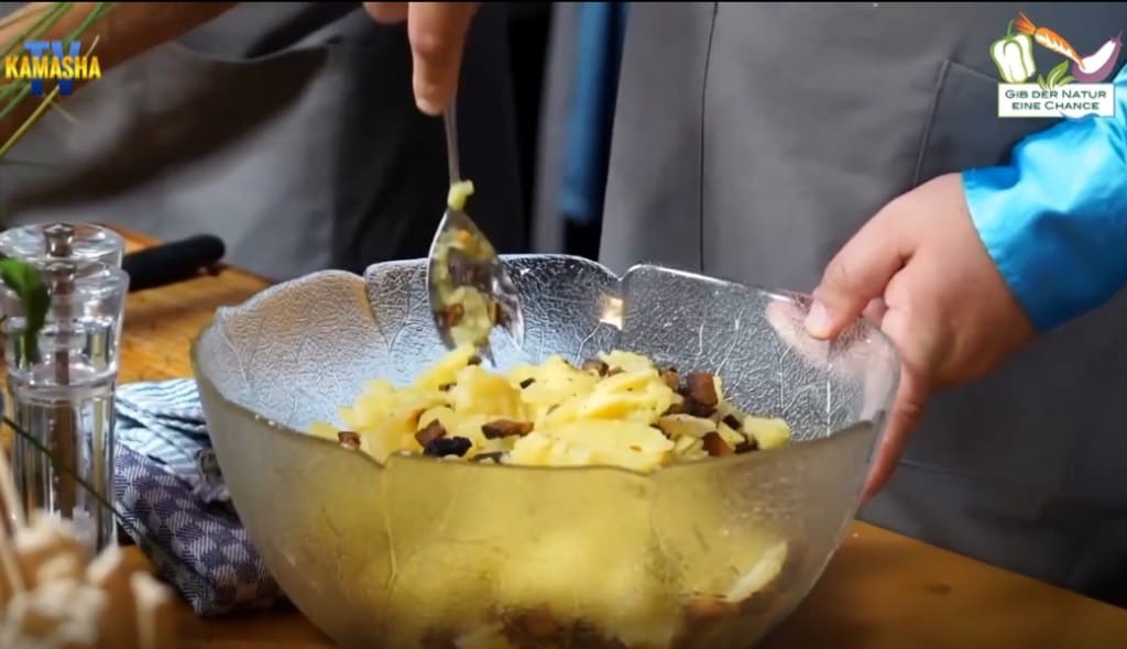 Tofu und Kartoffeln mischen