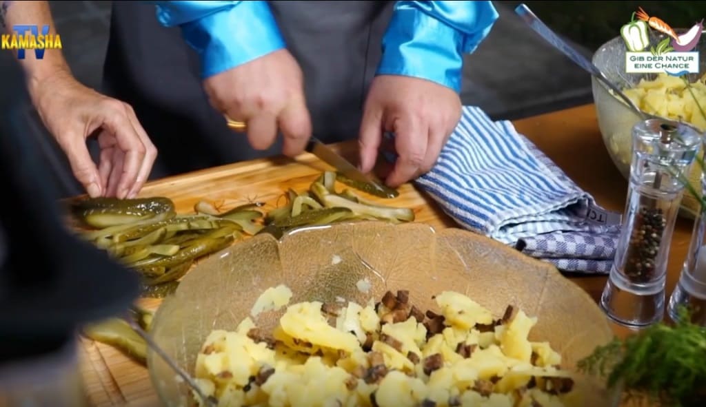 Gurken in schmalen Streifen schneiden