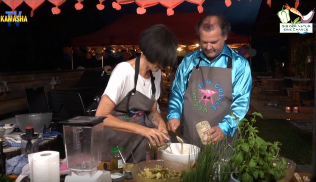 Für die Sauce Gurkenwasser und Mandelpüree