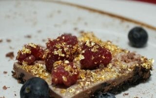Chocoloat Pie mit Beeren, vegan