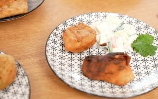 Samosas, gefüllte Teigtaschen mit Gurkensalat
