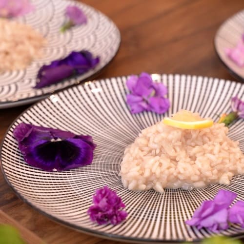 Teerisotto mit Frühlingsblüten