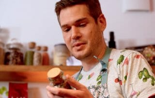 Joscha entdeckt die Meistertees