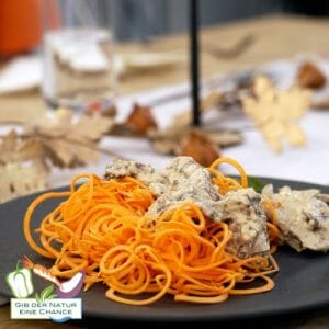 Süßkartoffel-Spaghetti mit Pilzrahmragout