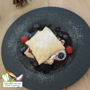 Blätterteigkissen mit Waldbeerenragout und Vanillecreme