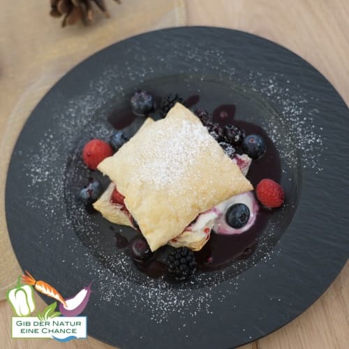 Blätterteigkissen mit Waldbeerenragout und Vanillecreme