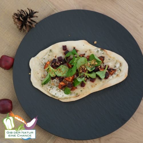 Veganer Flammkuchen mit Beete,Nüssen, Kürbis und Feldsalat