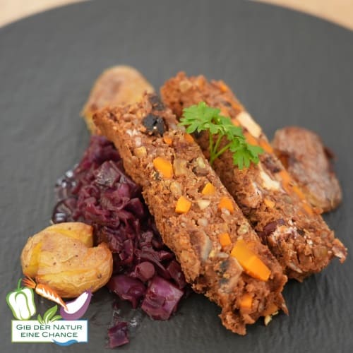 Weihnachtlicher Linsenbraten an gerösteten Kartoffeln und Holunderblüten-Rotkohl