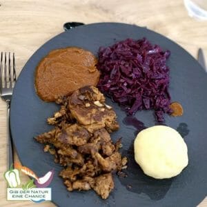 Rezept vegane Ente mit Rotkraut, Kartoffelkloessen, veganer Wildbratensosse
