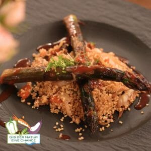 Marokkanischer Couscous-Salat mit Orangen-Chili-Spargel