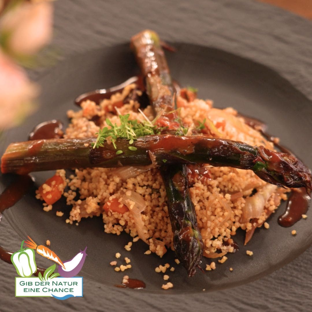Marokkanischer Couscous-Salat mit Orangen-Chili-Spargel