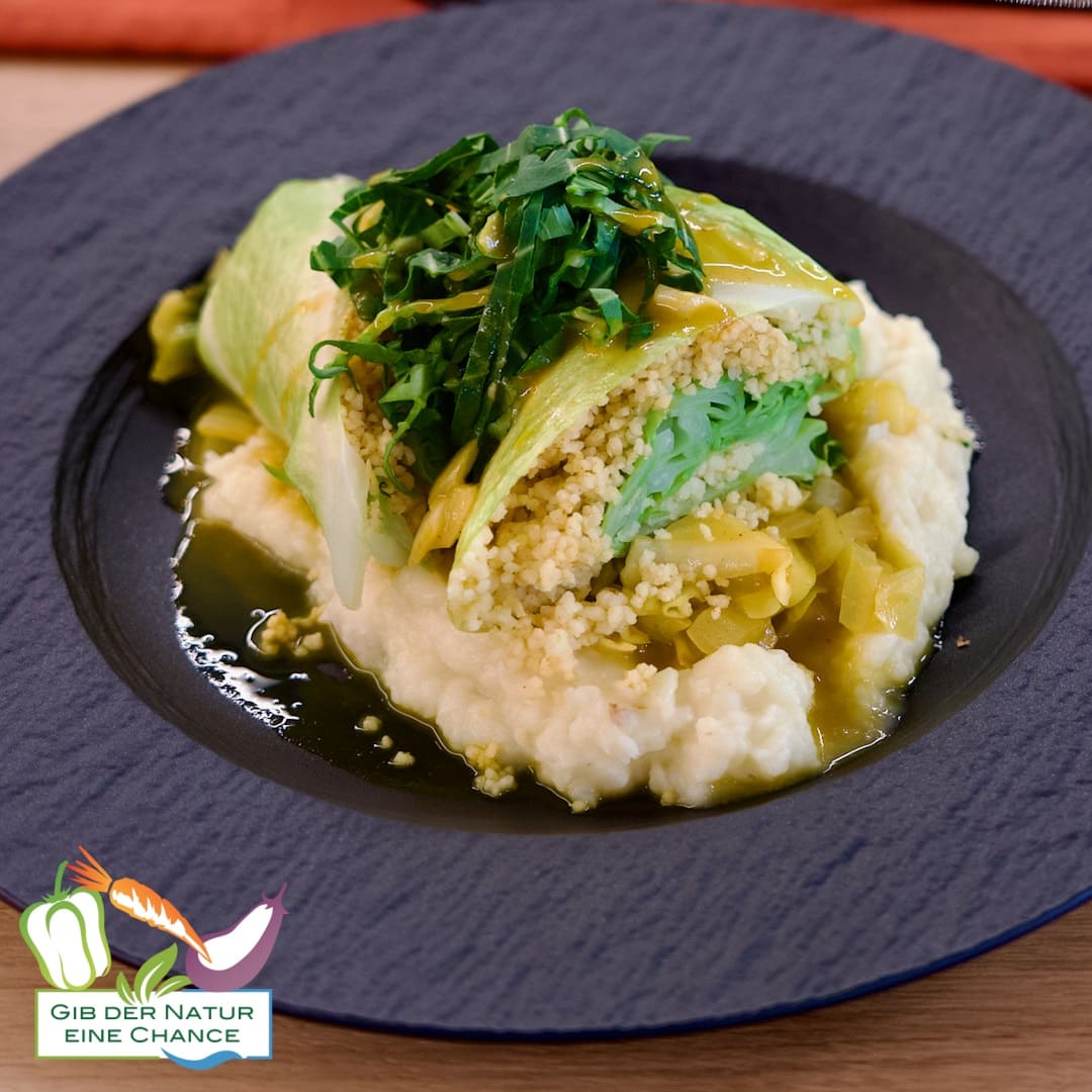 Gefüllter Spitzkohl auf Mango-Pak Choi und geräuchertem Kartoffel-Sellerie-Stampf