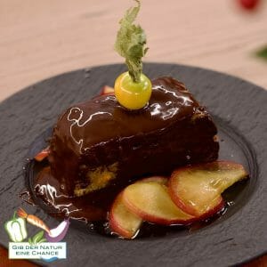 Sanddorn-Küchlein mit Schoko-Glasur und geräucherten Äpfeln
